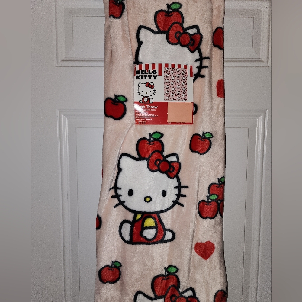 Hello Kitty Pink Blanket with Apples and Hearts/ NWT 🍎❤️🍎